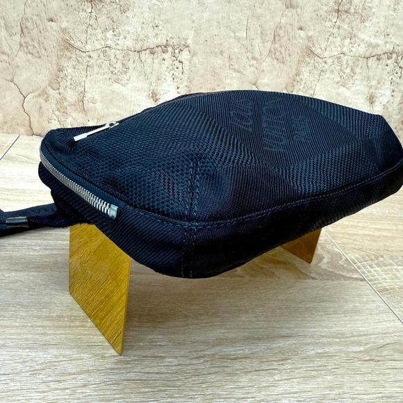 LOUIS VUITTON Black Damier Geant
Archer Waist Bag Unisex - Picture 4 of 10